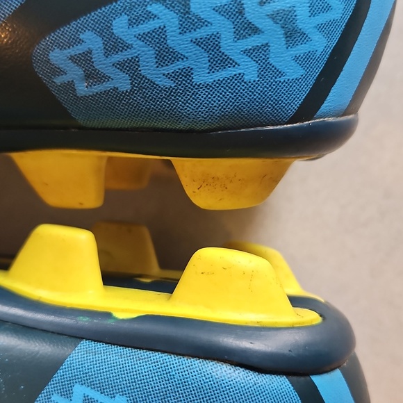 Undet Armour Soccer Cleats - Picture 8 of 11